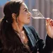 The Real Housewives van het Zuiden Annu proeft een champagne