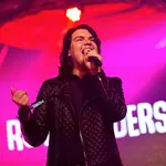 Het was ons eerlijk gezegd ontgaan, maar Roy Donders kan een aardig moppie zingen