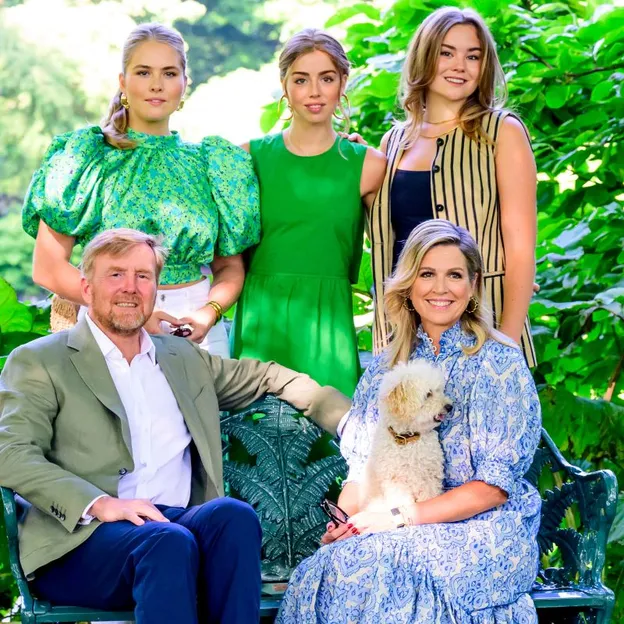 Koninklijke familie tijdens de zomerfotosessie.