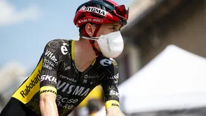 Jonas Vingegaard met mondkapje bij de start van een Touretappe.