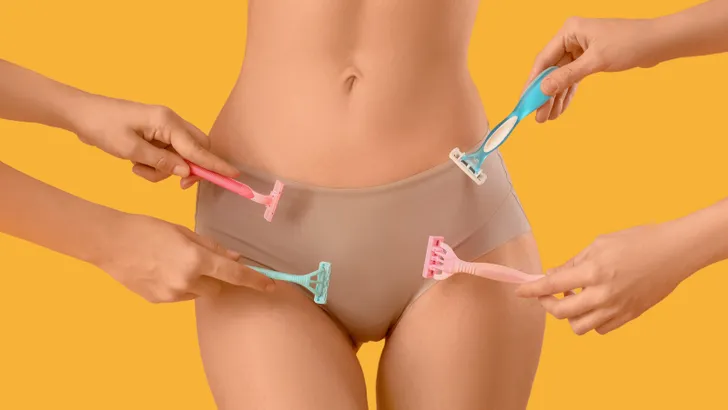 Stockfoto van een vrouw met scheermesjes bij bikinilijn. – Scheren zonder zorgen