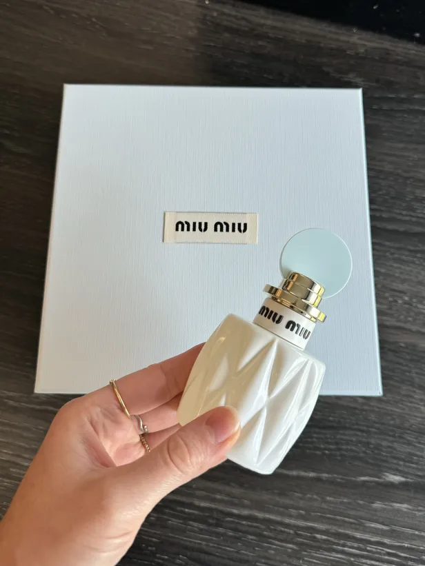 Het nieuwe Fleur de Lait-parfum van Miu Miu. 