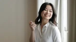 Afbeelding: vrouw sprayt parfum