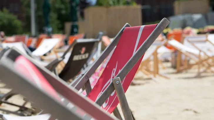 Strandstoelen die op het strand staan