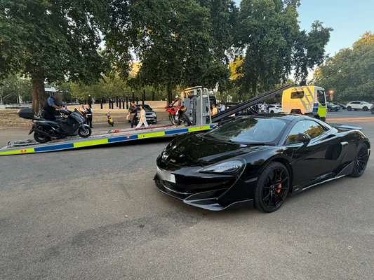 Een in beslag genomen McLaren bij Wellington Arch, een van de vele kostbare auto's die tijdens het weekend van de weg werden gehaald.