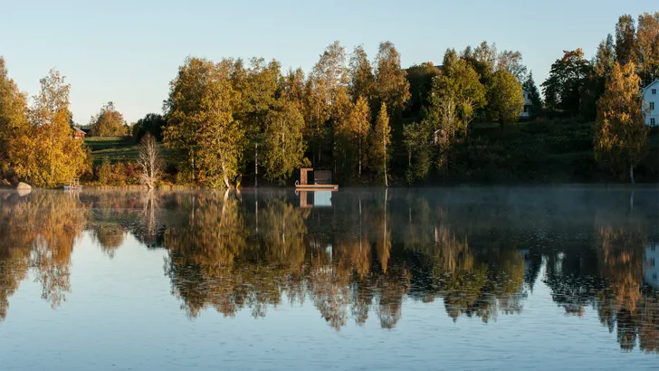 Zien: Een drijvende sauna midden op een Scandinavische meer