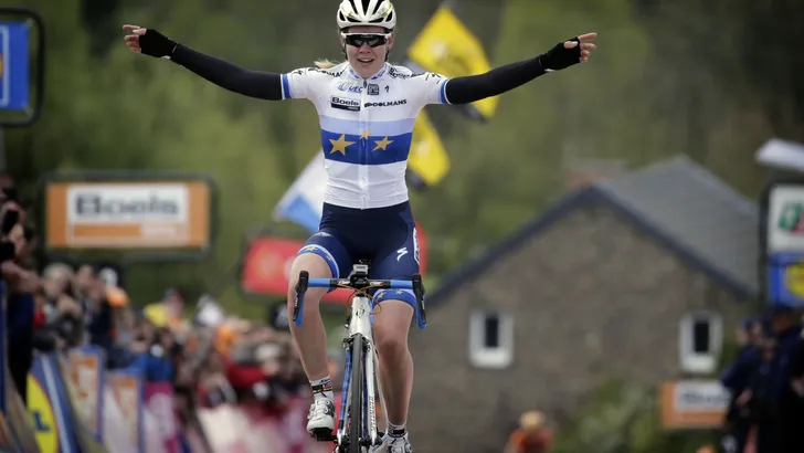 Van der Breggen wint voor derde keer op rij Waalse Pijl