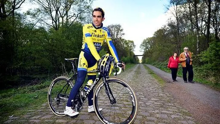 Contador test zich op de kasseien