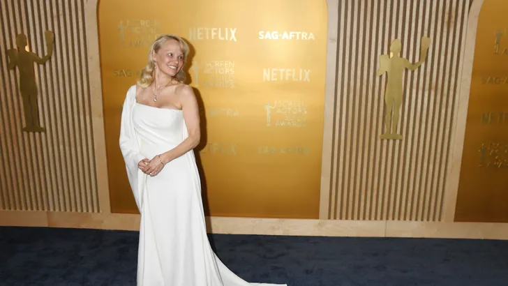 Celebs zonder make-up op rode loper. – Foto van Pamela Anderson bij SAG Awards, februari 2025.