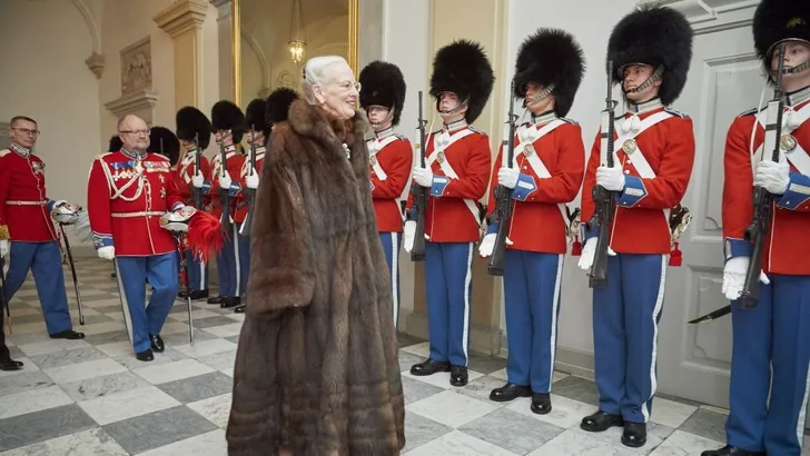 Koningin Margrethe trolt critici met bontmantel