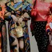 Modieuze streetstyle outfits met opvallende prints en accessoires.