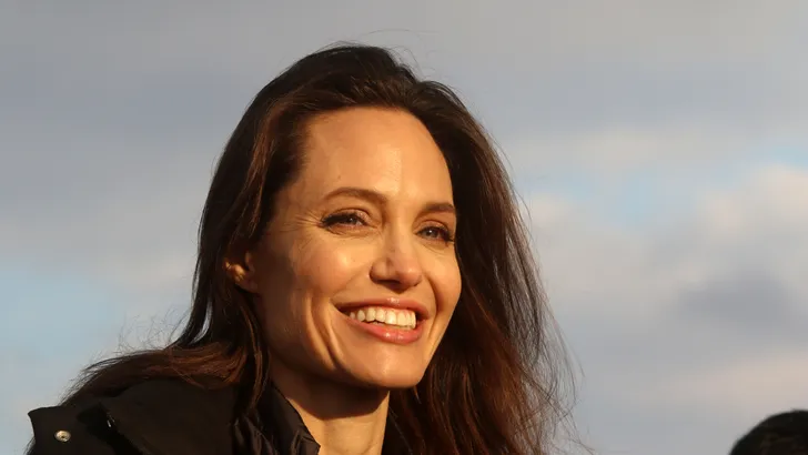 Angelina Jolie lijkt over Brad Pitt heen te zijn door nieuwe liefde