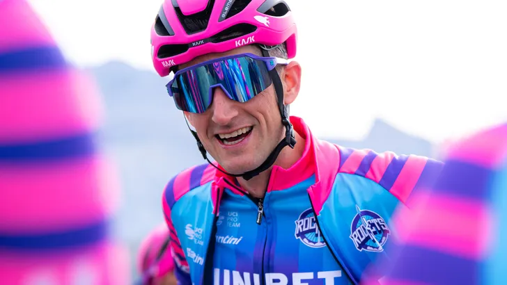 Wout Poels lachend in het TDT-Unibet wielershirt voor het seizoen 2026.