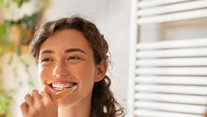 Tanden poetsen: voor of na het ontbijt? Tandartsen leggen uit wat écht beter is