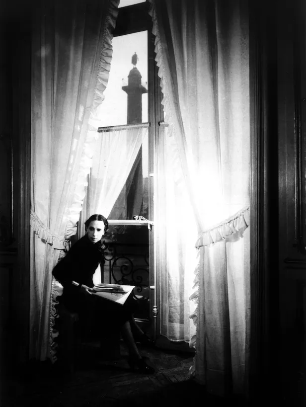 Elsa Schiaparelli in 1939 in haar appartement in Parijs.