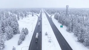 Autokerkhof op de snelweg: kettingbotsing van 45 voertuigen in sneeuwstorm met ongelooflijke afloop