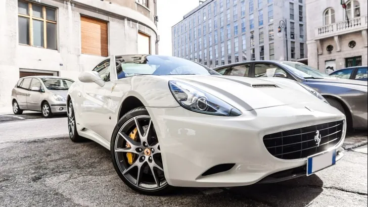 In Singapore trek je een Ferrari gewoon uit de auto-automaat