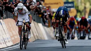 Tadej Pogacar en Tom Pidcock zij aan zij in de sprint op de Via Roma tijdens Milaan-Sanremo 2026.