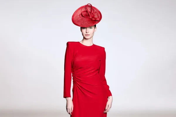 Lekker eye-catching, deze rode 'Ozea'-hoed!