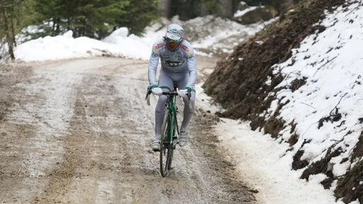 Alleen motor begeleidt renners op de Kronplatz