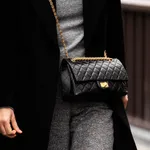 Classic Fantastic – tijdloze Chanel 2.55-handtas – Close-up foto van stijlvolle vrouw met crossbody Chanel-tas.