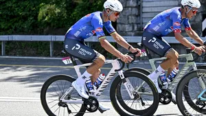 Mathieu van der Poel in het peloton.