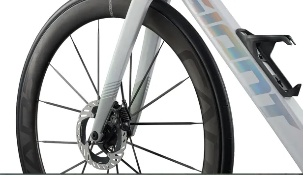 Detailopname van de Cadex Max 50 carbon wielen en de voorvork van de Giant Propel.