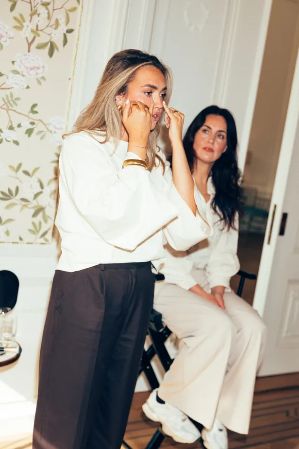 Visagiste Veerle liet bij Kirsten Schilder zien hoe je eenvoudig een beauty-look creëert die je natuurlijke schoonheid benadrukt.
