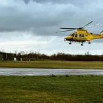 Een medische helicopter daalt neer bij de Nürburgring