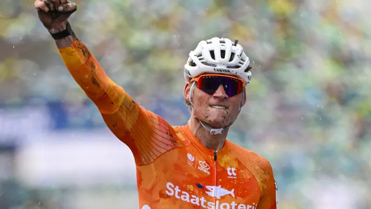 Mathieu van der Poel is weer volop in training naar en verdiende rustweek na zijn wereldtitel in het veld. Doet hij mee aan Omloop Het Nieuwsblad? Na het WK in Hulst zei Christoph Roodhooft het volgende.