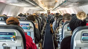passagiers zitten in een vliegtuig