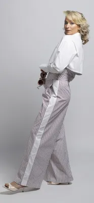 Oorbellen: Franky Amsterdam | Zonnebril: Victoria Beckham | Gestreepte set: Patrizia Pepe via Patrizia Pepe Amsterdam HUB | Hakjes: Steve Madden