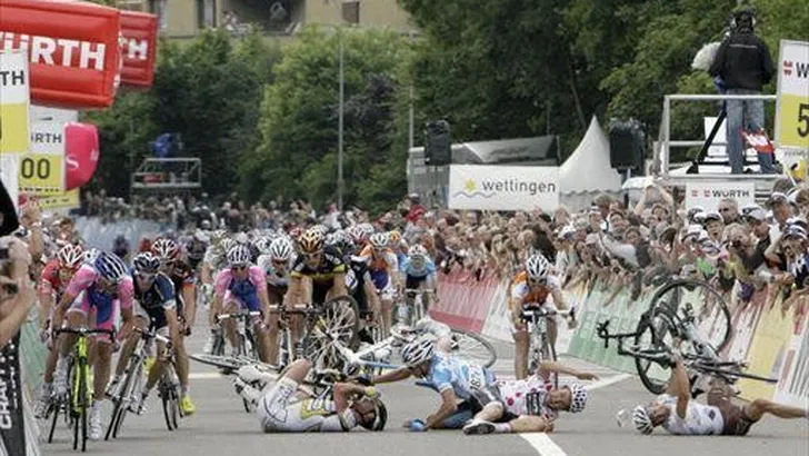 Petacchi wint door val ontsierde massasprint
