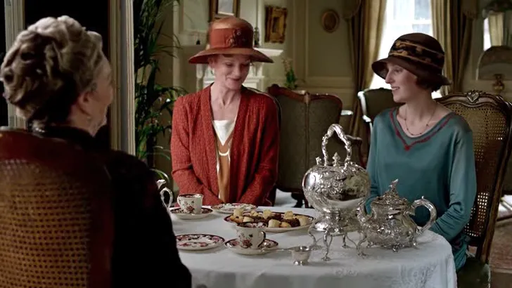 10 afternoon tea regels volgens Downton Abbey (en waarom je nooit meer 'high tea' mag zeggen)