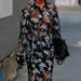 Oudere vrouw met bloemenjurk tijdens Fashion Week.
