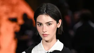 Gracie Abrams bij de Chanel Womenswear Spring/Summer 2026 tijdens Paris Fashion Week in Parijs