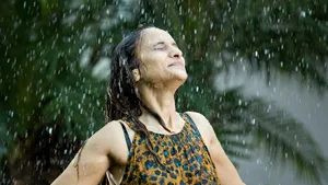 Vrouw in de regen