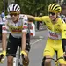 nils politt en tadej pogacar vieren tourzege in de slotrit van de tour de france 2025