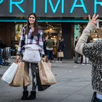 Meisje met Primark-tassen