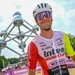 de belgische sprinter arne marit lacht met het atomium in brussel op de achtergrond