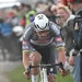 mathieu van der poel in volle inspanning op de kasseien