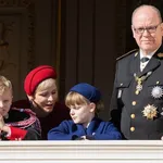 LA FAMILIA REAL EN EL BALCON DE PALACIO EN EL DIA NACIONAL DE MONACO