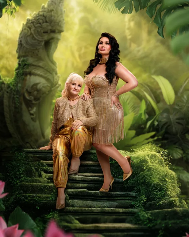 Louisa Janssen (bekend van Louisa & Rowan: op z'n Gooisch en Echte Meisjes in de Jungle) met haar moeder Hannie