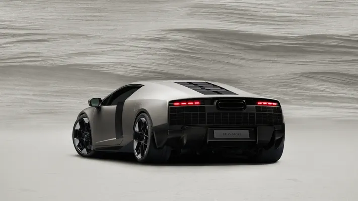 Van achteren oogt de Nuvolari opvallend ingetogen, maar de brede koets, actieve aerodynamica en lage lichtsignatuur verraden dat Audi hier geen brave opvolger van de R8 heeft gebouwd.