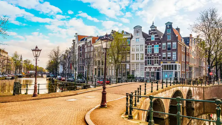 Waarom steeds meer ondernemers hun bedrijf inschrijven in Rotterdam of Amsterdam