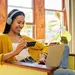 Vrouw is online aan het shoppen.