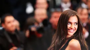 Irina Shayk straalt negen weken na bevalling op filmfestival in Cannes