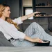Foto van vrouw die tv kijkt met popcorn. – Abonnement tv en internet kiezen.