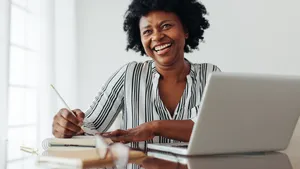 vrouw laptop werk zorgverzekering