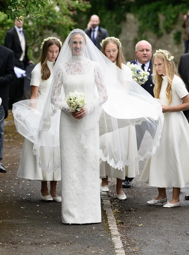 Royal stiefkinderen: Georgina Sperling met stiefzusjes Isla en Savannah Phillips bij de bruiloft van haar moeder, Harriet Sperling, met Peter Phillips.